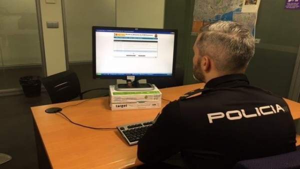 Policía ante un ordenador Policía ante un ordenador