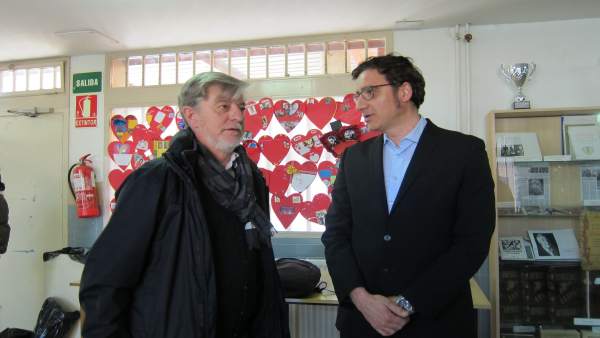 Santisteve ha visitado hoy el IES Grande Covián, en Las Fuentes Santisteve ha visitado hoy el IES Grande Covián, en Las Fuentes