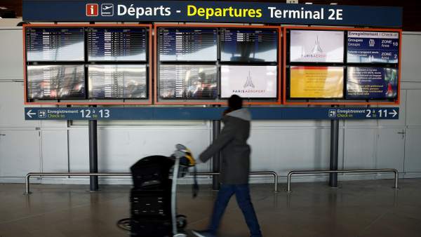Pantalla de información de salidas en el aeropuerto de Charles de Gaulle Pantalla de información de salidas en el aeropuerto de Charles de Gaulle