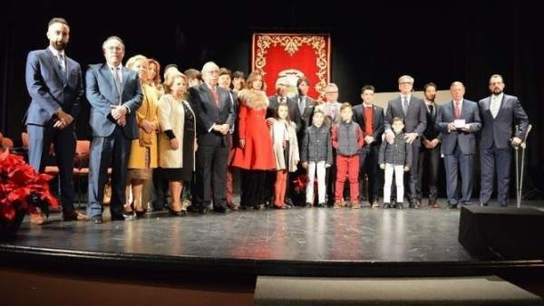 La familia de Iluminaciones Ximénez en la distinción en Puente Genil La familia de Iluminaciones Ximénez en la distinción en Puente Genil