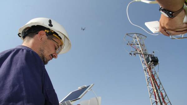 Técnicos de Endesa revisan con drones las líneas de los Montes Orientales Técnicos de Endesa revisan con drones las líneas de los Montes Orientales