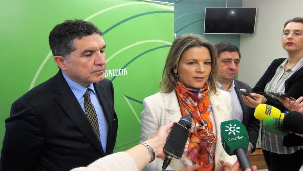 Ana Cobo atiende a los periodistas. Ana Cobo atiende a los periodistas.