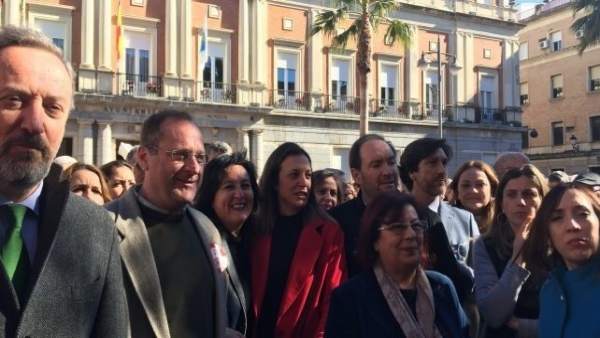 Dirigentes socialistas acuden a la movilización en Huelva por las pensiones. Dirigentes socialistas acuden a la movilización en Huelva por las pensiones.