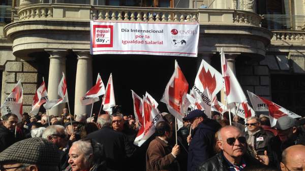 Jubilats es concentren a València per a reclamar "pensions públiques dignes" Jubilats es concentren a València per a reclamar "pensions públiques dignes"