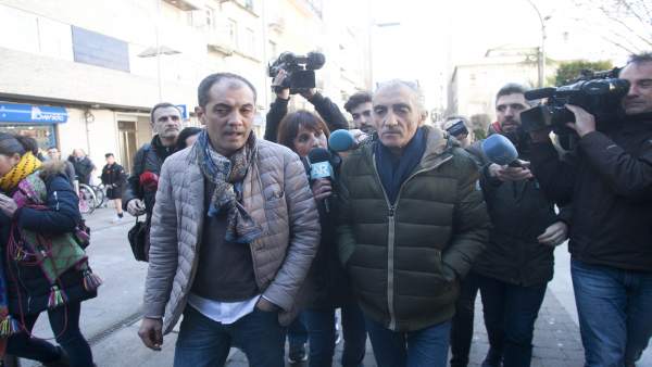 Julio Araújo, a la derecha, investigado por la desaparición de Sonia Iglesias Julio Araújo, a la derecha, investigado por la desaparición de Sonia Iglesias