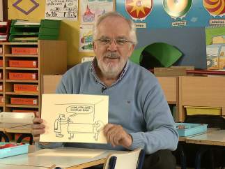 Antonio Fraguas (Forges) mostrando una de sus viñetas.