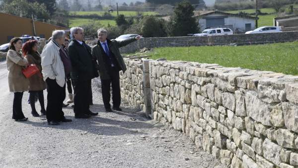 De la Sierra visita los trabajos ya finalizados de los muros De la Sierra visita los trabajos ya finalizados de los muros