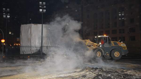Una máquina retira ceniza tras la 'cremà' Una máquina retira ceniza tras la 'cremà'
