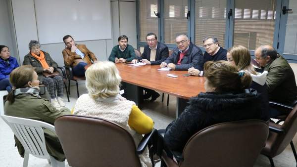 Dirigentes del PP se reúnen con el sector de la chirla de Isla Cristina. Dirigentes del PP se reúnen con el sector de la chirla de Isla Cristina.