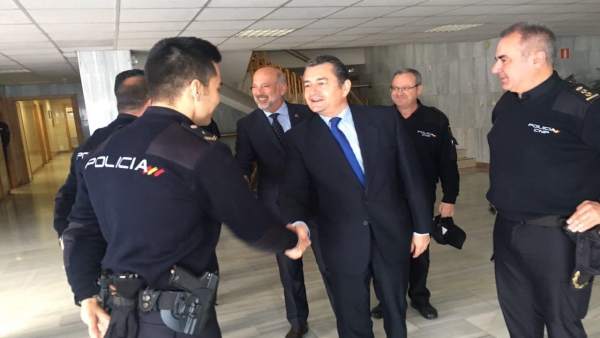 Sanz se reúne con mandos y agentes de la Policía Nacional Sanz se reúne con mandos y agentes de la Policía Nacional