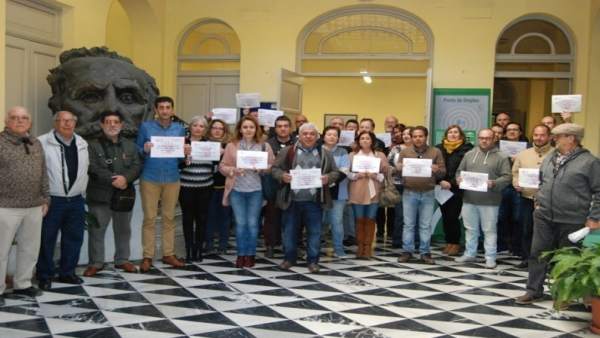 Miembros de UGT en Huelva piden igualdad salarial. Miembros de UGT en Huelva piden igualdad salarial.