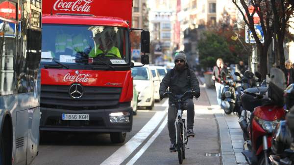 Ciclista circulando por Centro Ciclista circulando por Centro