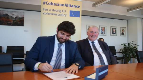 Foto/ Fernando López Miras Firma La Iniciativa ‘Alia Nza Por La Cohesión’ Junto Foto/ Fernando López Miras Firma La Iniciativa ‘Alia Nza Por La Cohesión’ Junto