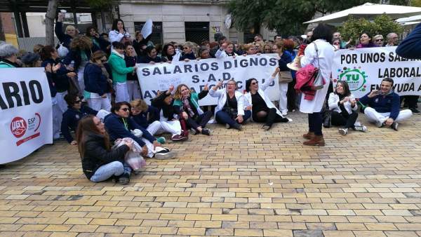 Concentración de los trabajadores de la ayuda a domicilio Concentración de los trabajadores de la ayuda a domicilio