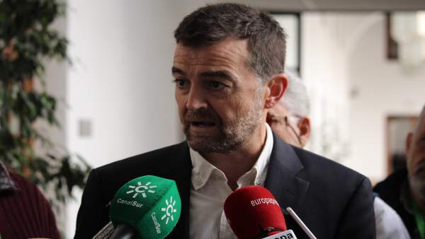 El coordinador general de IU Andalucía, Antonio Maíllo, atiende a los medios El coordinador general de IU Andalucía, Antonio Maíllo, atiende a los medios