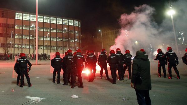 Bengalas contra los ertzainas Bengalas contra los ertzainas