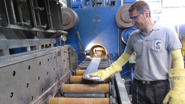 Operario trabajando en una fábrica. Operario trabajando en una fábrica.