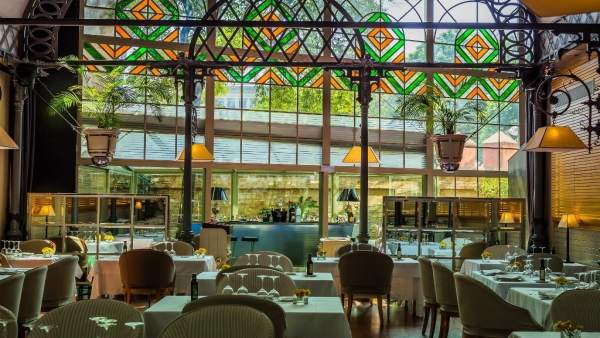 Uno de los salones principales del Restaurante Oriza en Sevilla Uno de los salones principales del Restaurante Oriza en Sevilla