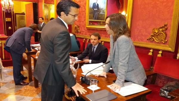 El alcalde, Francisco Cuenca, con la portavoz municipal del PP, Rocío Díaz El alcalde, Francisco Cuenca, con la portavoz municipal del PP, Rocío Díaz