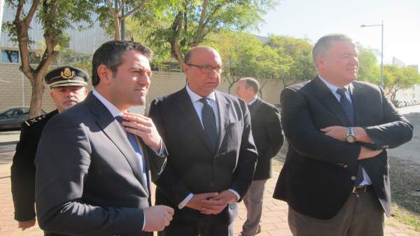 Germán López Iglesias, en el centro junto a Bernabé y al alcalde de Alcantarilla Germán López Iglesias, en el centro junto a Bernabé y al alcalde de Alcantarilla