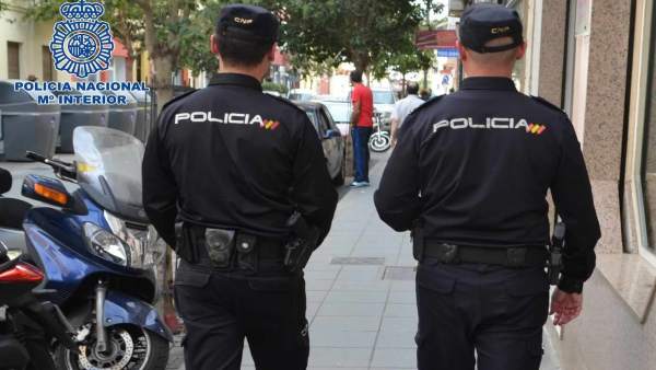 Dos agentes de Policía Nacional patrullan por Almería Dos agentes de Policía Nacional patrullan por Almería