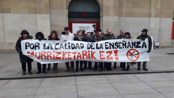 Concentración de sindicatos de educación para pedir reversión de recortes. Concentración de sindicatos de educación para pedir reversión de recortes.