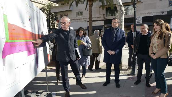 El alcalde y la edil de Obras escuchan explicación de trabajos en Alfonso X El alcalde y la edil de Obras escuchan explicación de trabajos en Alfonso X