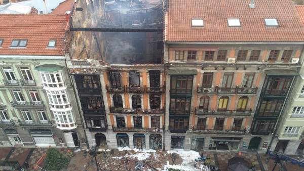 Estado en el que quedó el inmueble calcinado de la calle Uría. Estado en el que quedó el inmueble calcinado de la calle Uría.