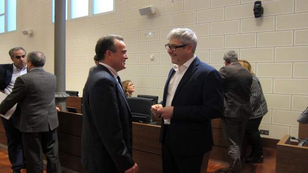 Sánchez Quero (PSOE) y Artajona (PP), hablando antes del pleno de la DPZ Sánchez Quero (PSOE) y Artajona (PP), hablando antes del pleno de la DPZ