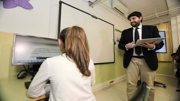 López Miras presenta el proyecto ‘Escuelas Conectadas’ a un CEIP de Lobosillo López Miras presenta el proyecto ‘Escuelas Conectadas’ a un CEIP de Lobosillo