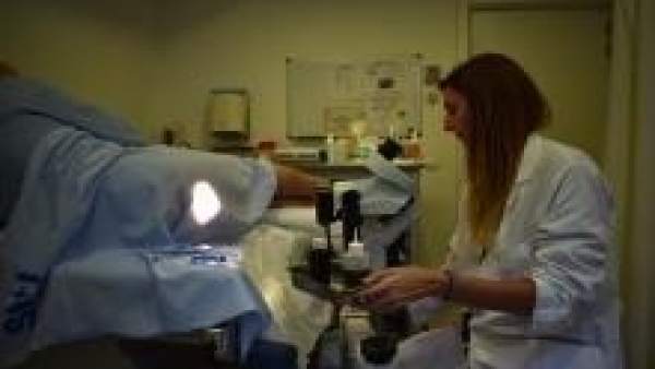 Una doctora del centro preparando a un paciente para la prueba Una doctora del centro preparando a un paciente para la prueba