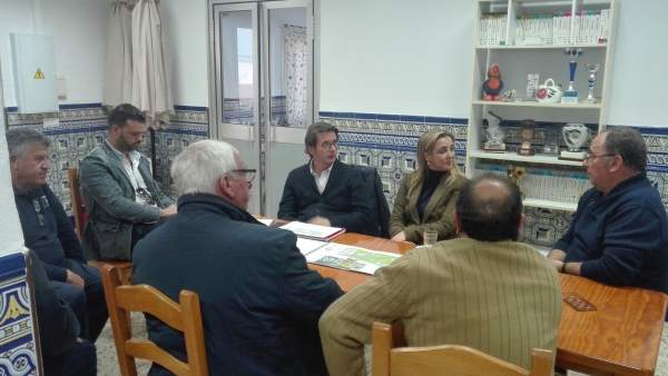La alcaldesa de Alcalá de Guadaíra presenta a los vecinos el planeamiento. La alcaldesa de Alcalá de Guadaíra presenta a los vecinos el planeamiento.