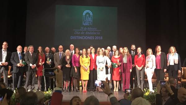 Autoridades y premiados durante el acto por el 28-F Autoridades y premiados durante el acto por el 28-F