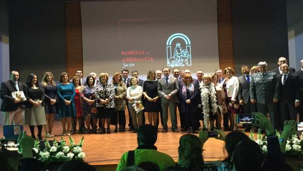 Foto de familia de autoridades y premiados con las Banderas de Andalucía 2018. Foto de familia de autoridades y premiados con las Banderas de Andalucía 2018.