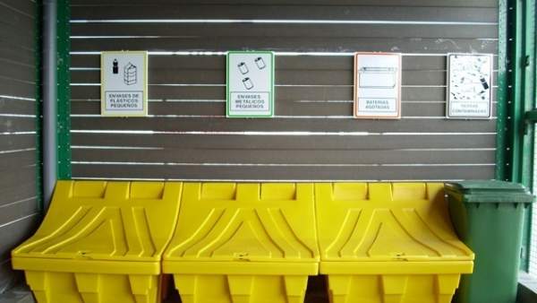Bidones para residuos peligrosos recogidos en puertos pesqueros de andalucía Bidones para residuos peligrosos recogidos en puertos pesqueros de andalucía