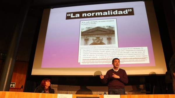 Momento de la conferencia de Miguel Lorente Momento de la conferencia de Miguel Lorente