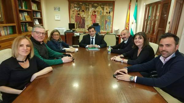 Los sindicalistas de CCOO en su reunión con el delegado (centro) Los sindicalistas de CCOO en su reunión con el delegado (centro)