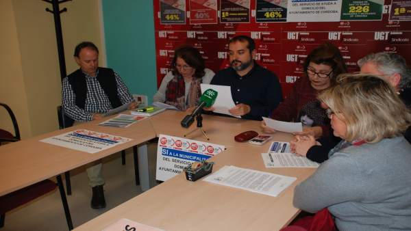 José Juan Fernández Martínez y Rosario Crespo Ariza acompañados de sindicalistas José Juan Fernández Martínez y Rosario Crespo Ariza acompañados de sindicalistas
