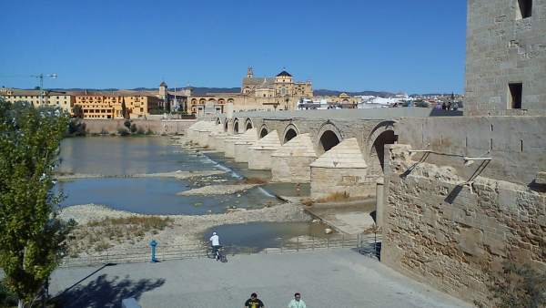 Imagen del Puente Romano, con la Puerta del Puente y la Mezquita al fondo Imagen del Puente Romano, con la Puerta del Puente y la Mezquita al fondo