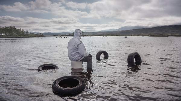 Fotograma de 'Purple' (2017), video instalación de John Akomfrah Fotograma de 'Purple' (2017), video instalación de John Akomfrah