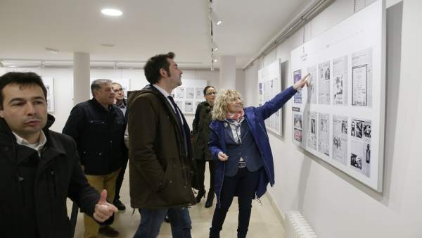Tezanos visita la muestra sobre las murgas de Santoña Tezanos visita la muestra sobre las murgas de Santoña