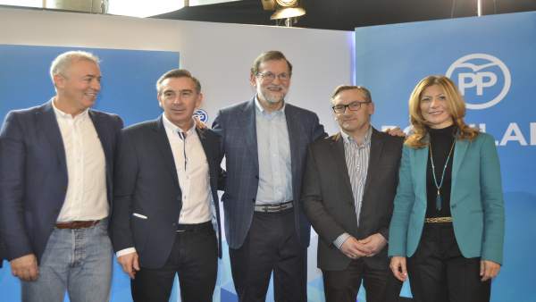 Rajoy con dirigentes del PP aragonés. Rajoy con dirigentes del PP aragonés.