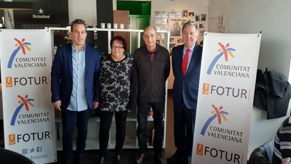 Integrantes de Fotur en el encuentro en La Marina Integrantes de Fotur en el encuentro en La Marina