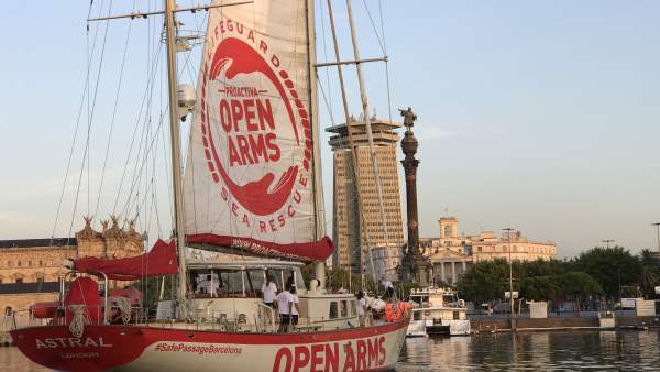 El velero Astral de Proactiva Open Arms zarpando de Barcelona El velero Astral de Proactiva Open Arms zarpando de Barcelona