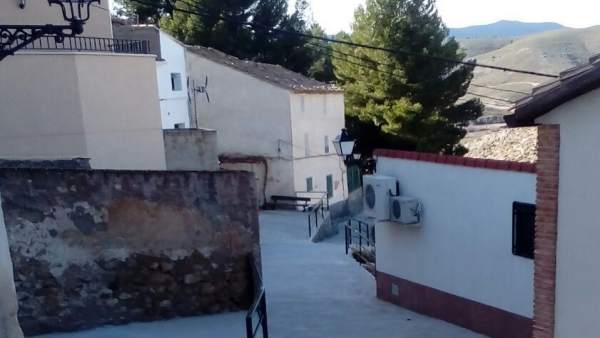 Una de las calles recientemente renovadas en Tierga (Zaragoza) Una de las calles recientemente renovadas en Tierga (Zaragoza)