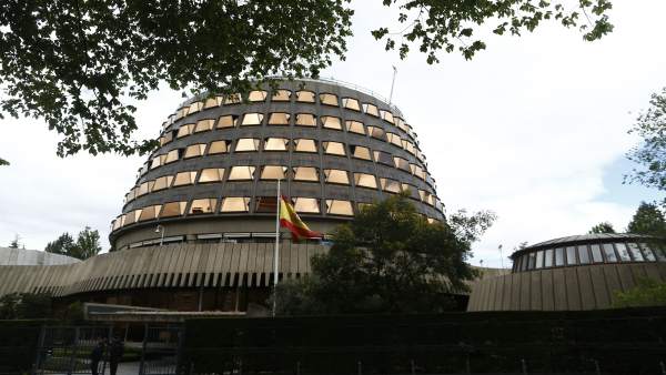 La bandera de España ondea en el Tribunal Constitucional La bandera de España ondea en el Tribunal Constitucional