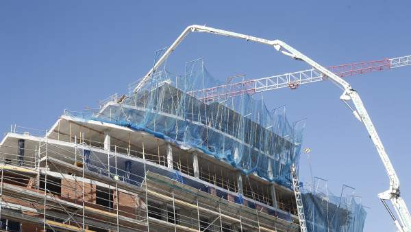 Un bloque de viviendas en construcción Un bloque de viviendas en construcción