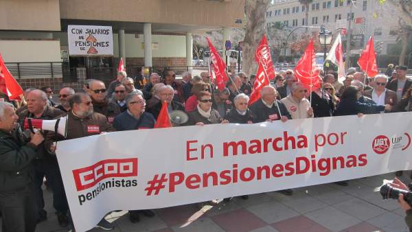 Los pensionistas conentrados a las puerta de la Delegación del Gobierno Los pensionistas conentrados a las puerta de la Delegación del Gobierno