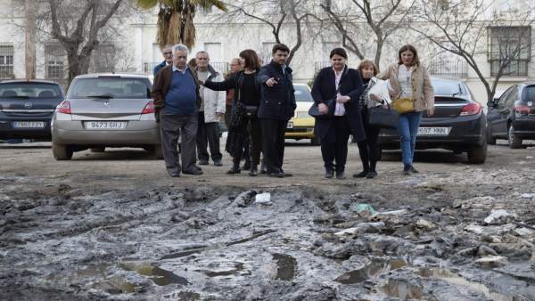 Beltrán Pérez visita el solar de la calle Campamento y critica su abandono Beltrán Pérez visita el solar de la calle Campamento y critica su abandono