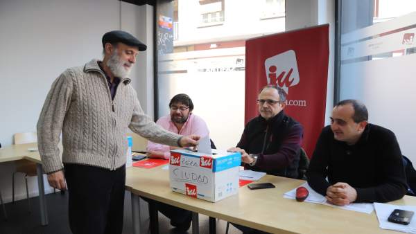 Afiliados de IU votan en la sede de la coalición en Zaragoza. Afiliados de IU votan en la sede de la coalición en Zaragoza.